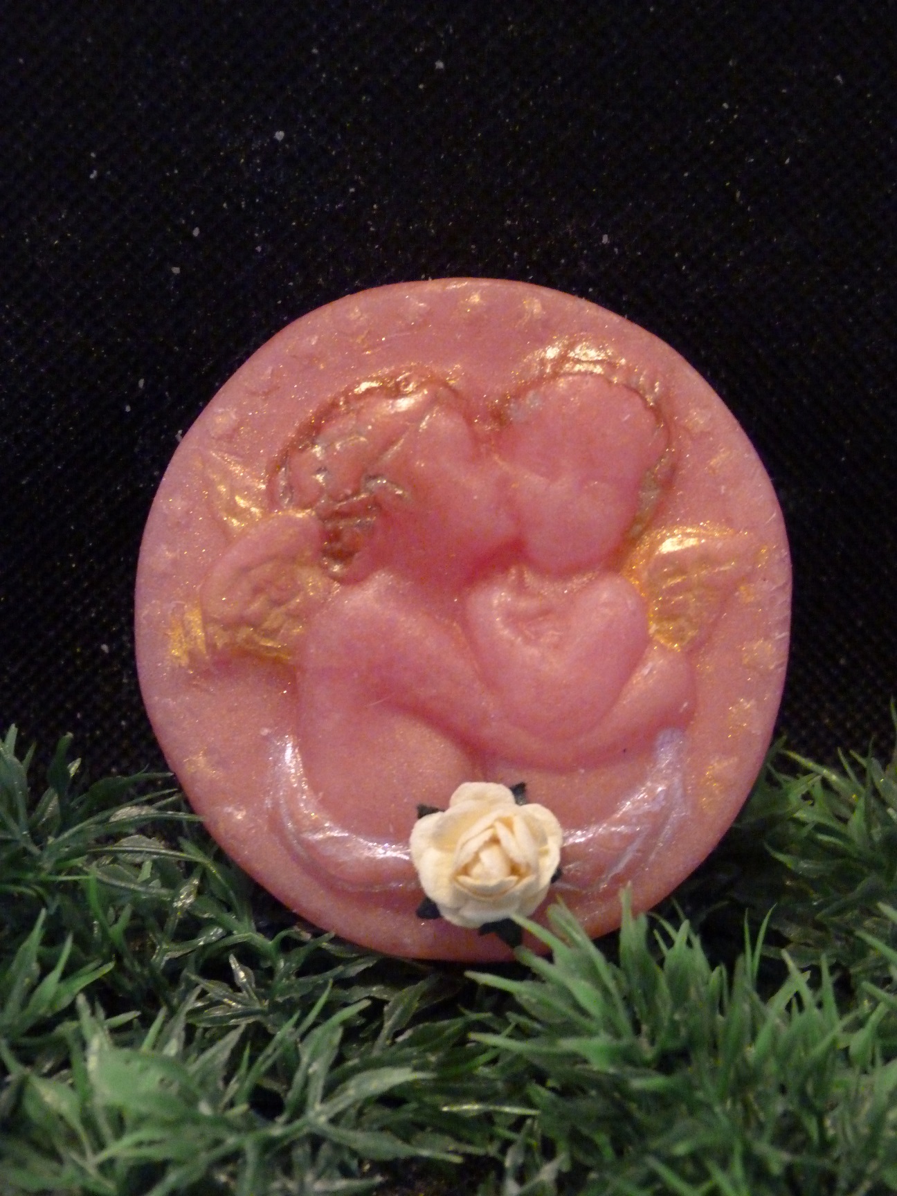 (image for) Medalion Kussende Engel Zeepje met Mica