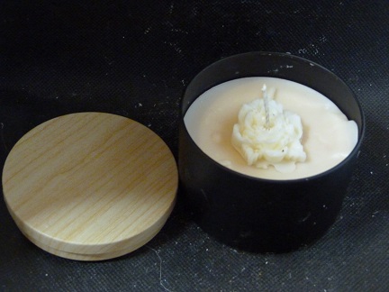 (image for) kaars in een zwarte pot met roos (groot )